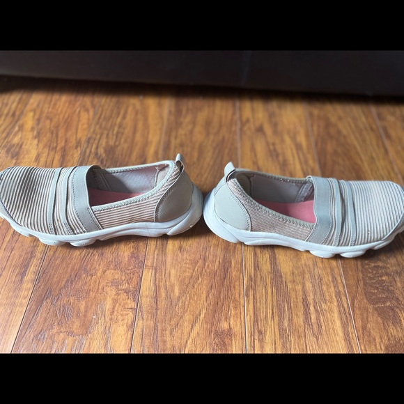 Women’s slip on sketchers - Picture 2 of 4